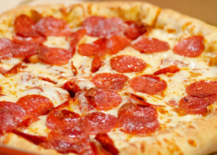 Пицца и новые кроссовки? 🍕👟 Легко! Скидка 10% на обувь MEGATOP от Domino’s Pizza